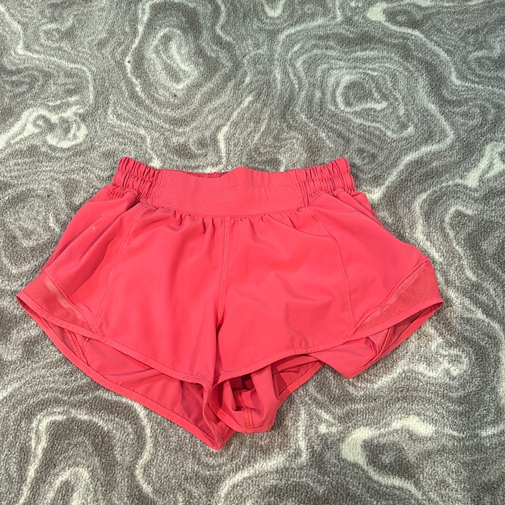!! Lululemon Hotty Hot shorts 2.5” inseam, color : Lipgloss, size : 2 !!